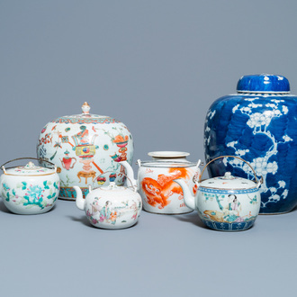 Vier diverse Chinese theepotten en twee dekselpotten, 19/20e eeuw