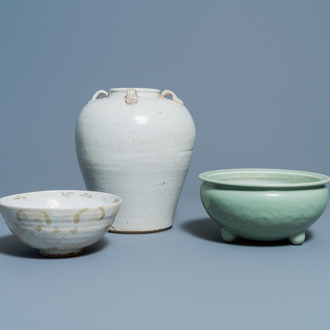 Een Chinese Swatow pot, een kom en een celadon wierookbrander, Ming en later