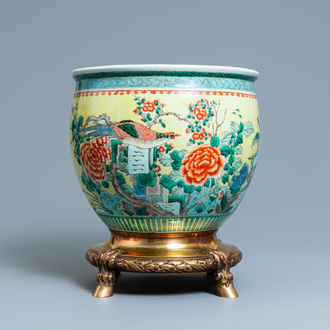 Een Chinese famille verte jardinière op gedateerde vergulde bronzen voet, 19/20e eeuw
