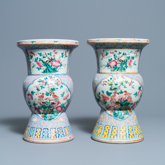 Een paar Chinese famille rose kwispedoors voor de Straits of Peranakan markt, 19e eeuw