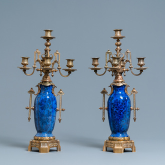 Een paar Chinese blauwe fond-vazen met bronzen kandelaarsmonturen, Kangxi en 19e eeuw