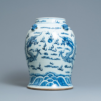 Een Chinese blauw-witte 'draken' vaas, 19e eeuw