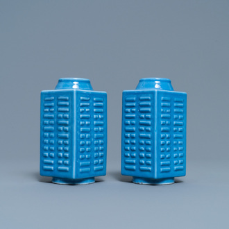 Een paar Chinese monochrome lavendelblauwe 'cong' vazen met trigrammen, Qianlong merk, Republiek