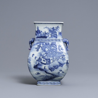 Een Chinese blauw-witte vaas met olifantenoren, Qianlong