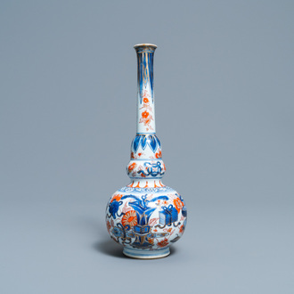Een Chinese flesvormige Imari-stijl vaas, Kangxi