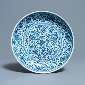 Een Chinese blauw-witte Ming-stijl schotel met florale slingers, Qianlong