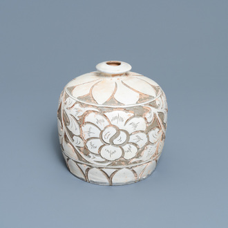 Een Chinese Cizhou 'ingekorte meiping' vaas met gekerfd lotusdecor, Song/Ming