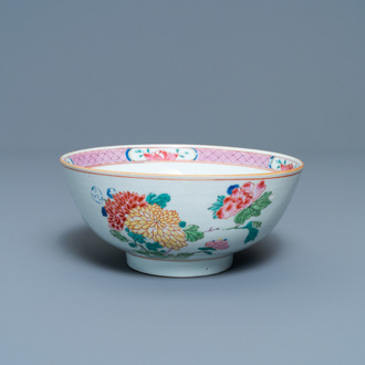 Een Chinese famille rose kom met floraal decor, Yongzheng
