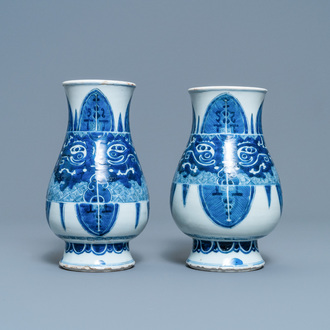 Een paar Chinese blauw-witte 'taotie' vazen, Kangxi