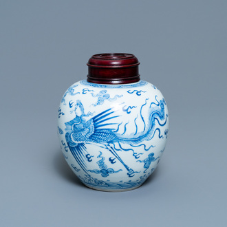 Een Chinese blauw-witte pot met een draak en een feniks, Chenghua merk,Kangxi