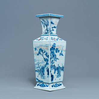 Een Chinese vierkante blauw-witte en koperrode vaas, Kangxi