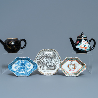 Twee Chinese famille noire theepotten, een pattipan en twee lepelschotels, Yongzheng/Qianlong