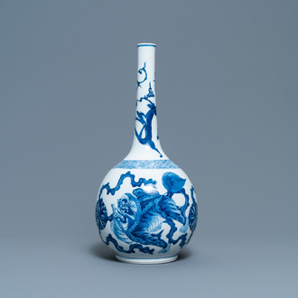 Een Chinese blauw-witte flesvormige vaas met boeddhistische leeuwen, Kangxi