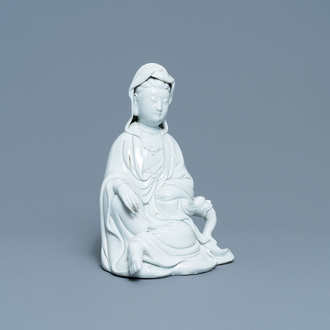 Een Chinese Dehua blanc de Chine figuur van Guanyin, 18/19e eeuw