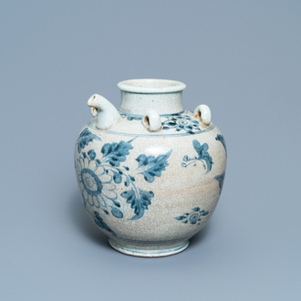 Een grote Chinese blauw-witte Swatow wijnkan, Ming