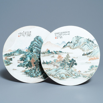 Twee ronde Chinese qianjiang cai 'landschap' plaquettes, gesign. Ao Shaoquan en gedat. 1904