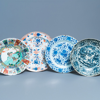 Vier Chinese blauw-witte, Imari-stijl en famille verte schotels, Ming en later