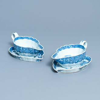 Een paar Chinese blauw-witte 'Xi Xiang Ji' sauskommen op onderschotel, Qianlong