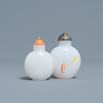 Een Chinese witte jade snuiffles met koralen dop en een glazen met inclusies, 19e eeuw