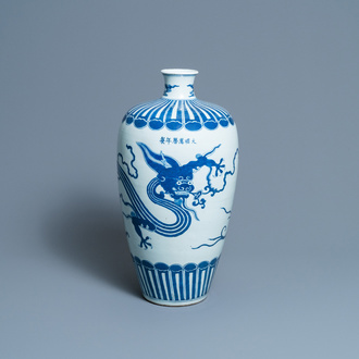 Een Chinese blauw-witte 'meiping' vaas met een draak, Wanli merk, 19e eeuw