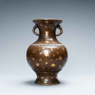 Een Chinese met goud bespatte bronzen vaas, Qianlong merk, Qing