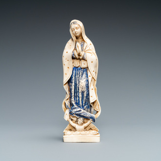 Een gepolychromeerde en vergulde ivoren figuur van een Madonna, 19e eeuw