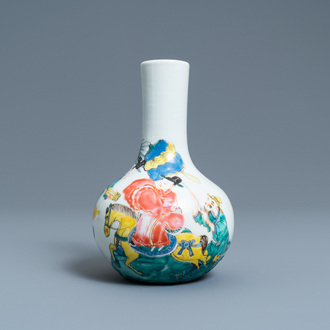 Een Chinese flesvormige famille rose vaas, Yongzheng
