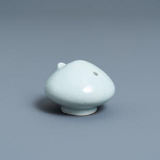 Een Koreaanse celadon waterdruppelaar, 20e eeuw