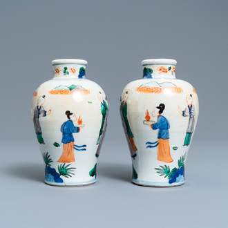 Een paar Chinese wucai 'meiping' vazen, 19e eeuw