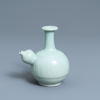 Een Chinese monochrome celadon kendi, 19e eeuw