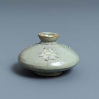 Een Koreaanse ingelegde celadon waterdruppelaar of olieflacon, wellicht Goryeo, 14/15e eeuw