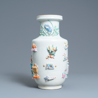 Een Chinese famille rose vaas met reliëfdecor van antiquiteiten, Yongzheng