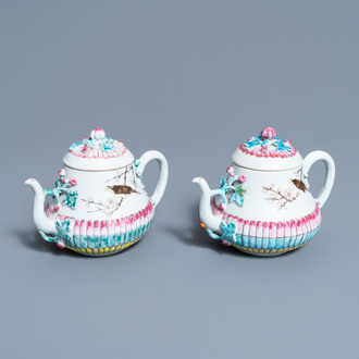 Een paar Chinese famille rose theepotten met reliëfdecor, Yongzheng