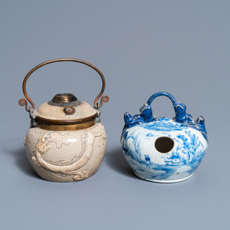 Een Vietnamese 'Bat Trang' steengoed waterpijp en een Chinese 'Bleu de Hue' lijmpot, 19e eeuw