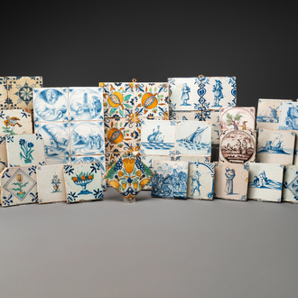 Vierenveertig blauw-witte en polychrome Delftse tegels, 17/18e eeuw