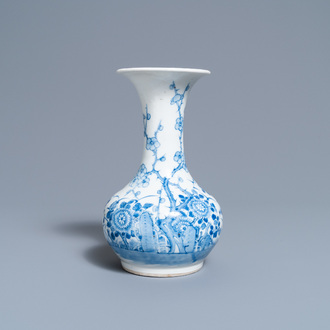 Een Chinese blauw-witte 'Bleu de Hue' vaas voor de Vietnamese markt, Hanoi merk, 19e eeuw