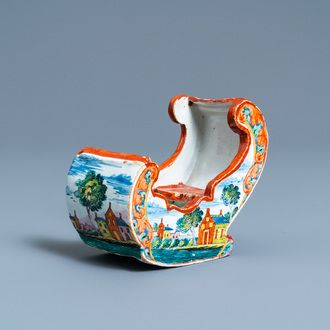 Een polychrome Delftse petit feu pijpenhouder in de vorm van een slee, 18e eeuw