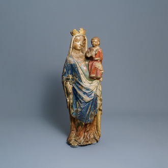 Een grote gepolychromeerde kalkstenen figuur van een Madonna met kind, Champagne- of Lorrainestreek, Frankrijk, 2e helft 14e eeuw