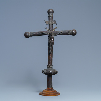 Een deels verguld koperen processiekruis met Corpus, kleine Limoges email plaquettes en een Madonna met kind, Frankrijk, 15/16e eeuw
