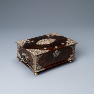 Een Nederlands koloniaal sirih kistje in schildpad met zilver bezet, ca. 1700