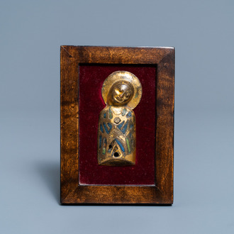 Een verguld koperen en champlevé emaille plaquette met de Heilige Maagd, Limoges, Frankrijk, 13e eeuw