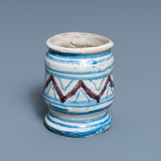 Een kleine blauw-witte en mangane majolica albarello, Antwerpen of Noordelijke Nederlanden, 16/17e eeuw