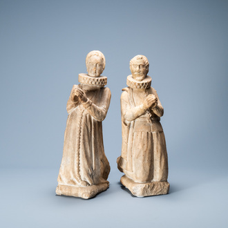 Een paar marmeren figuren van de biddende aartshertog van Oostenrijk, Albert VII en zijn vrouw, Isabella, wellicht Vlaanderen, 17e eeuw