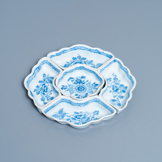 Een blauw-witte Engelse Delftware vijfdelige zoetvleesschotel, 18e eeuw