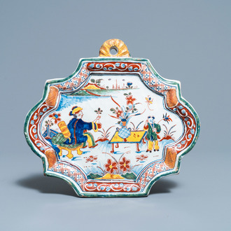 Een polychrome Delftse chinoiserie plaquette, gedateerd 1752