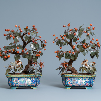 Een paar grote Chinese Canton email jardinières met bomen in jade en hardsteen, 19e eeuw