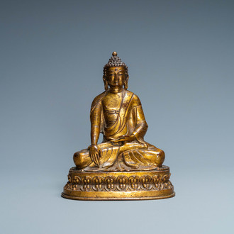 Een Sino-Tibetaanse vergulde bronzen figuur van Boeddha Shakyamuni, 18/19e eeuw