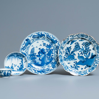 Twee blauw-witte Japanse Arita borden en een kop en schotel, Edo, 17/18e eeuw
