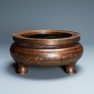 Un brûle-parfum tripod en bronze partiellement doré, marque de Xuande, Qing