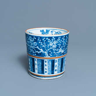 Een Chinese blauw-witte penselenbeker, 18/19e eeuw